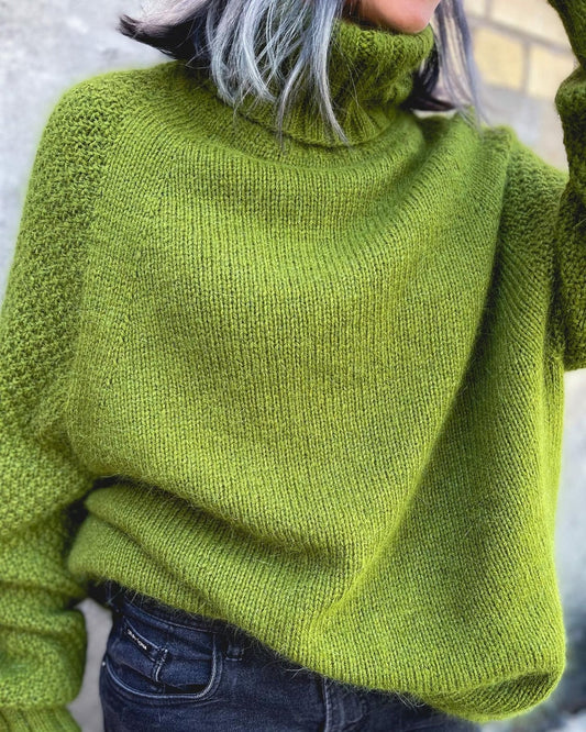 Women's Oversized Knitted Turtleneck Sweater with Ribbed Cuffs and Hem